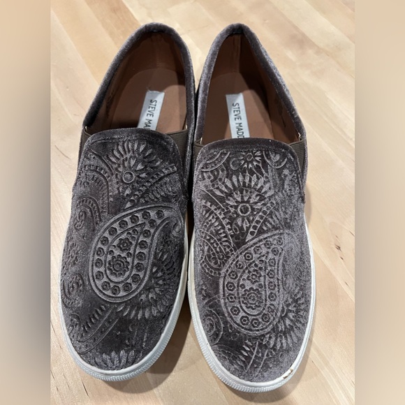 Steve Madden women’s sz 8.5 velvet shoe.Only wore around house once to try New. - Picture 1 of 4